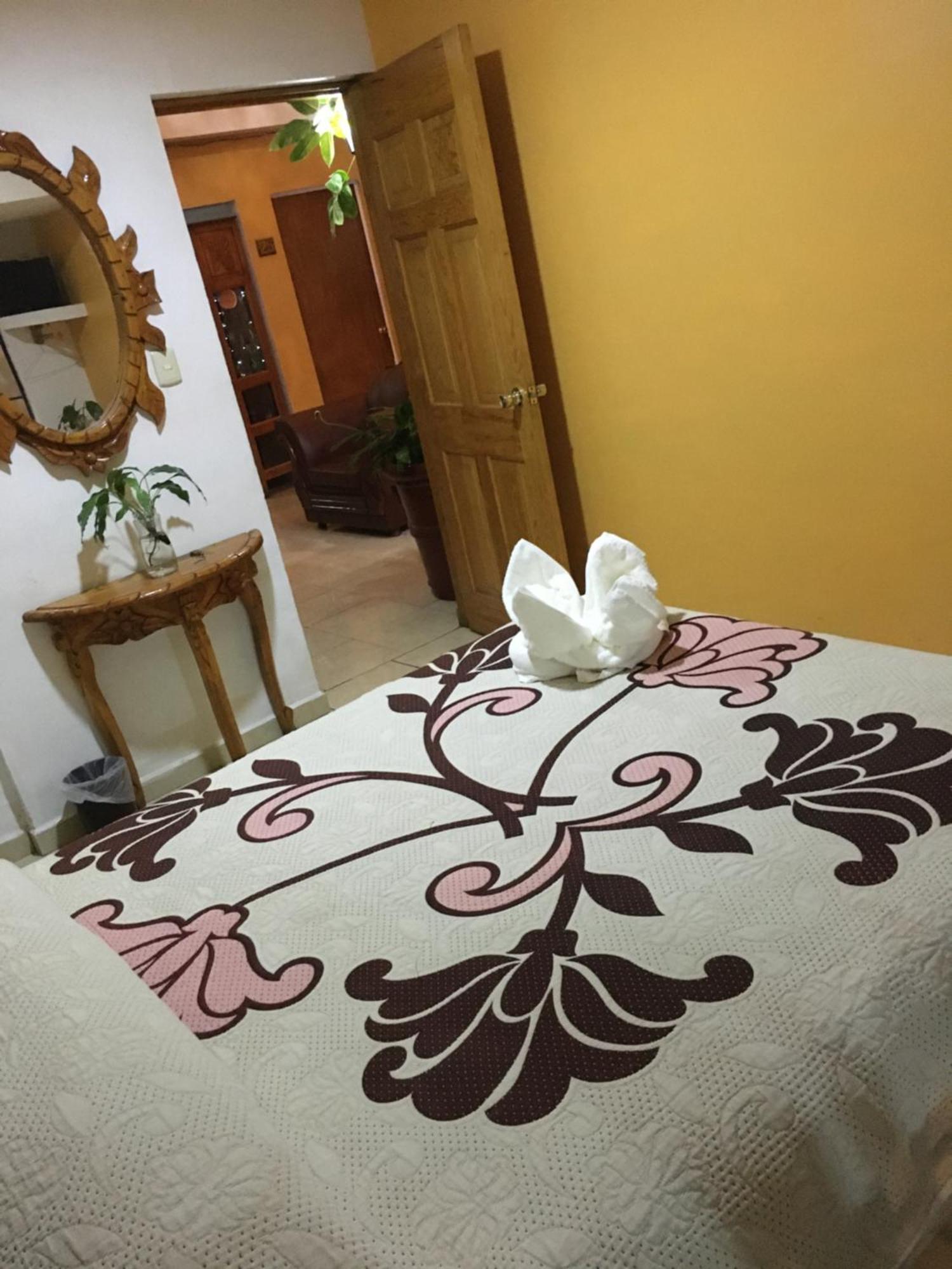 Hotel Posada Camelinas Patzcuaro Bagian luar foto